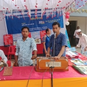 জেন্ডার সংবেদনশীল ও অন্তর্ভুক্তিমূলক “গ্রাম আদালত” রেডিও উৎসবে স্থানীয় শিল্পীদের গানের অনুষ্ঠান।